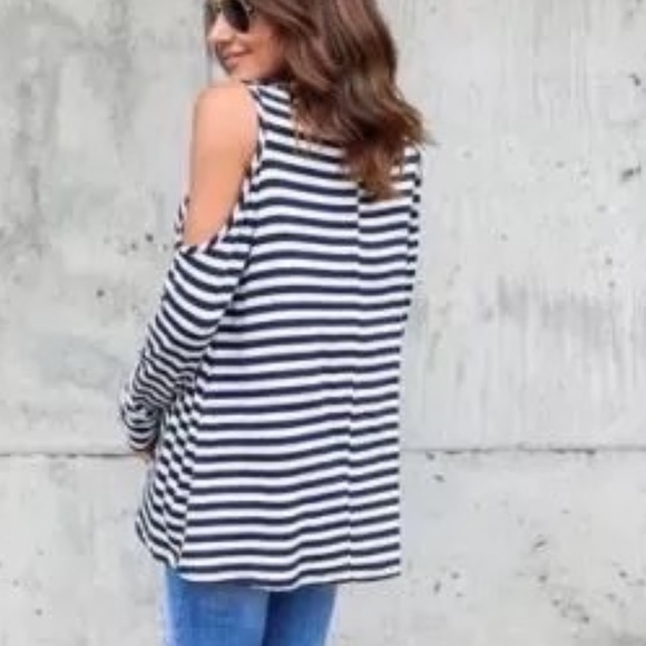 100% Cotton! Unique Open Shoulder Striped top - Picture 2 of 5